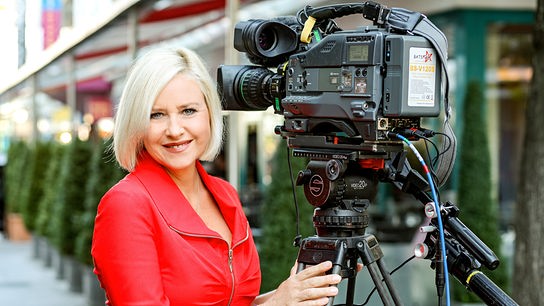 Moderatorin Elisabeth Engstler mit Kamera