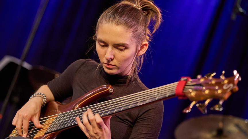 Ö1-Jazzstipendium 2024: E-Bassistin Nina Feldgrill