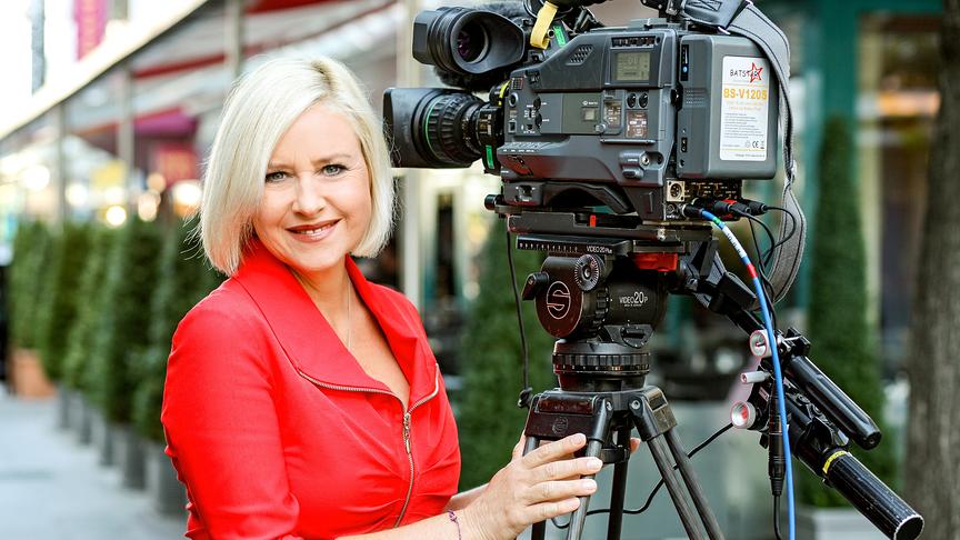 © ORF/Milenko Badzic Moderatorin Elisabeth Engstler mit Kamera