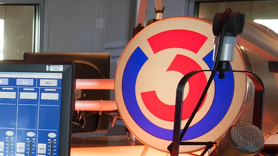 © ORF.at/Thomas Hangweyrer Das Logo des Hitradio Ö3 im Studio