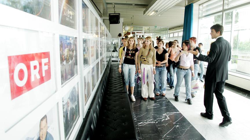 © ORF/Günther Pichlkostner "ORF-Backstage". Im Bild: Führung im ORF-Zentrum