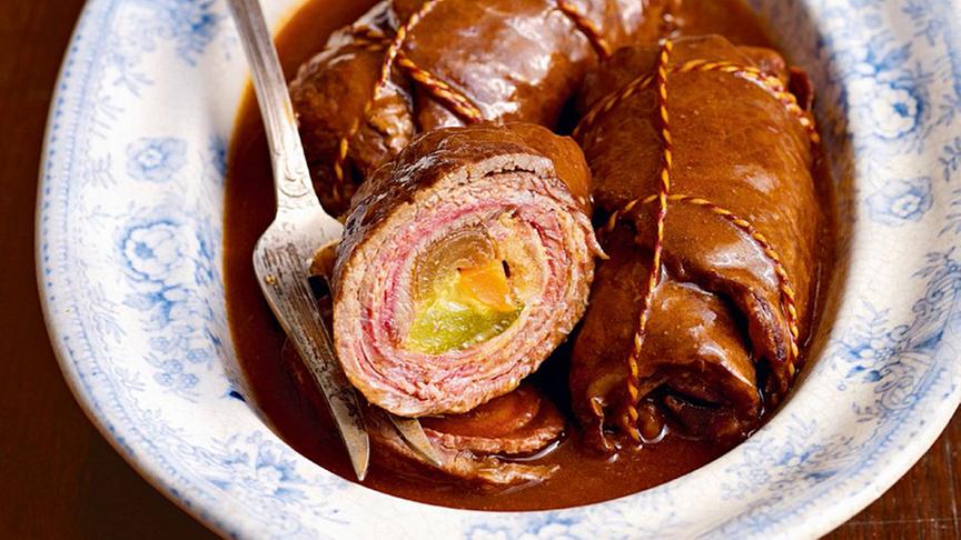 Ein Teller mit klassischen Rindsrouladen, angerichtet in einer nostalgischen Servierschale.