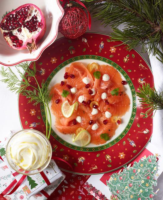 © Stephanie Golser Weihnachtlich dekorierter Teller mit winterlich gebeizter Lachsforelle mit Zitronen-Joghurt und Granatapfel