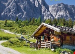 Cover der „ORF nachlese edition 2026“ zum Thema „Wandern durch Österreich“ mit alpiner Berghütte, Gebirgspanorama und regionalen Schmankerln.