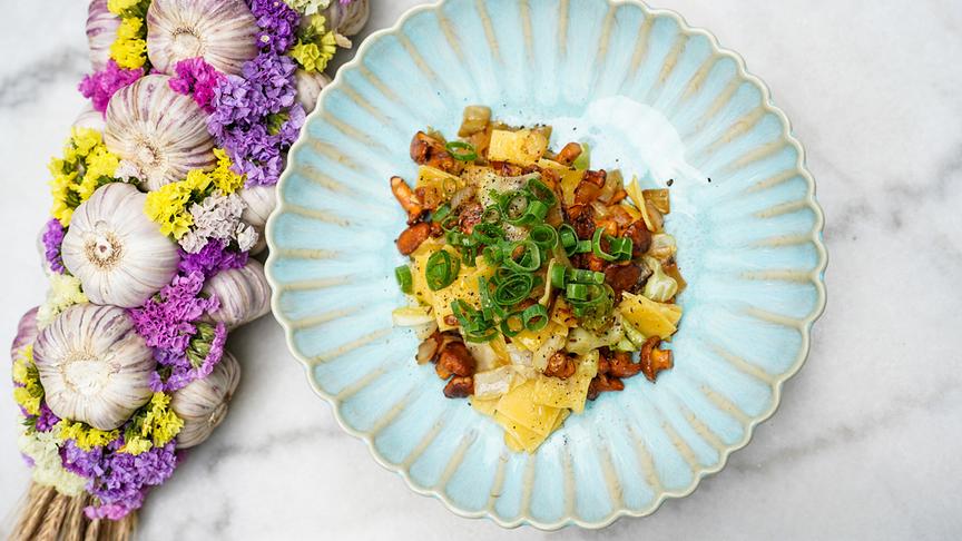 Silvia kocht: Hausgemachte Nudeln mit Eierschwammerln und jungem Kraut (Łazanki)