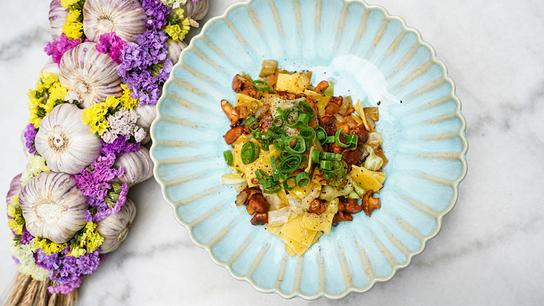 Silvia kocht: Hausgemachte Nudeln mit Eierschwammerln und jungem Kraut (Łazanki)