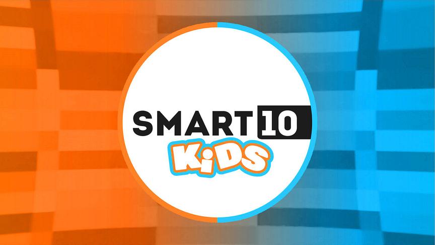 Rundes, farbenfrohes Logo mit der Aufschrift „SMART 10 KIDS“, vor einem orange-blauen, grafischen Hintergrund