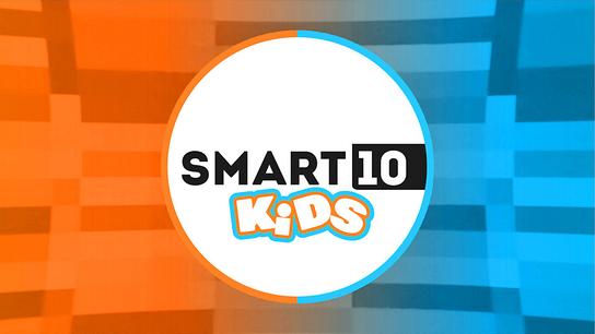 Rundes, farbenfrohes Logo mit der Aufschrift „SMART 10 KIDS“, vor einem orange-blauen, grafischen Hintergrund