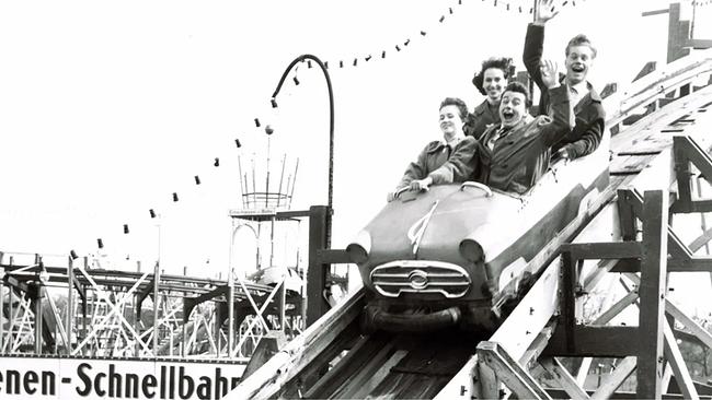 Menschen auf einer Hochschaubahn im Wiener Wurstelprater im Jahr 1971