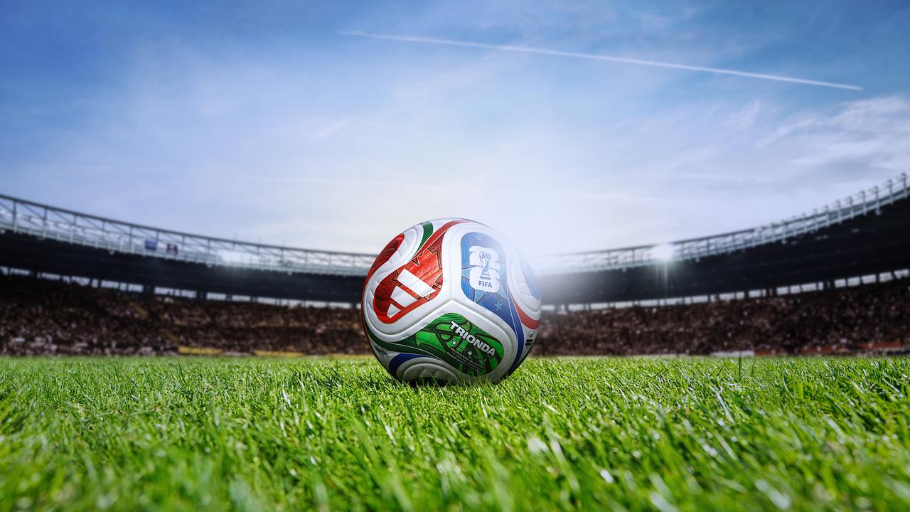 Der Fußball der Fußall-WM 2026 auf einem Rasen im Stadion