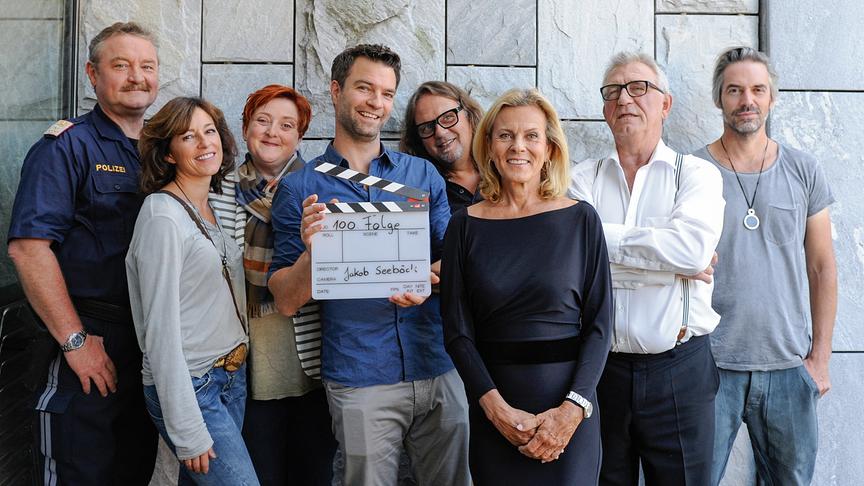 © ORF/Stefanie Leo 100. „Soko Kitzbühel“-Einsatz für Jakob Seeböck: Ferry Öllinger, Julia Cencig, Veronika Polly, Jakob Seeböck, Regisseur Daniel Helfer, Andrea Larronge, Andrea L'Arronge, Heinz Marecek, Kameramann Stefan Ditner