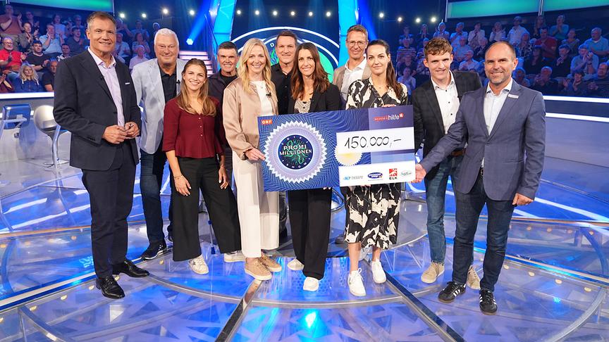 Toni Polster, Alessa Ansari, Hubert Neuper, Lisa Hauser,  Andreas Herzog, Janine Flock, Robert Drexel, Vanessa Prickler, Johannes Aigner und Gernot Uhlir stehen mit einem großen 150.000-Euro-Scheck bei Armin Assinger im "Promi-Sportler-Millionenshow"-Studio.