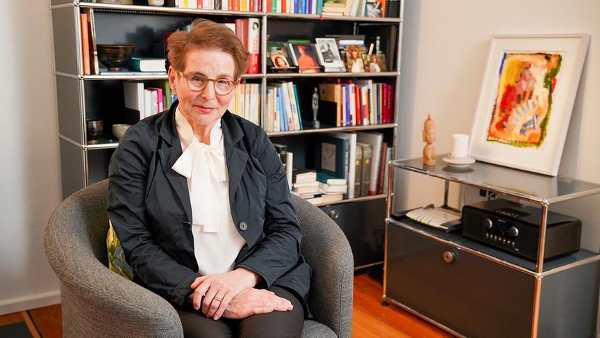 "Liebesg´schichten und Heiratssachen" am 16.8.2021: Ella, 70-jährige Kunsthistorikerin und Bibliothekarin im Ruhestand aus der Steiermark, hat eine „beinahe Biedermeierliche Sehnsucht nach einer heilen Welt mit einem Partner.“ 