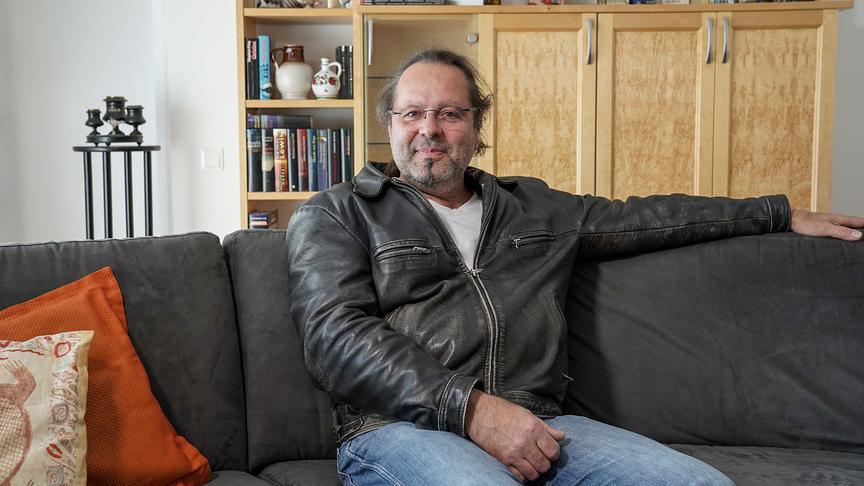 © ORF/TALK TV/Gustl Gschwantner "Liebesg´schichten und Heiratssachen" am 30.8.2021: Helmut, 51-jähriger Mechaniker aus Niederösterreich, wünscht sich endlich wieder eine Frau an seine Seite, die wirklich zu ihm hält. Seine Traumfrau ist groß, schlank und hat vorzugsweise sehr lange Haare: „Das Aussehen zieht an, aber der Charakter bindet,“ erzählt Helmut im Interview.