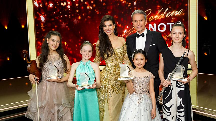 © ORF/Roman Zach-Kiesling „Goldene Note by Leona König“: Die Preisträgerinnen 2022 - Mariam Abouzahra, Sunny Ritter, Leona König, Sona Tamura, Alfons Haider, Chantal Romana Veit