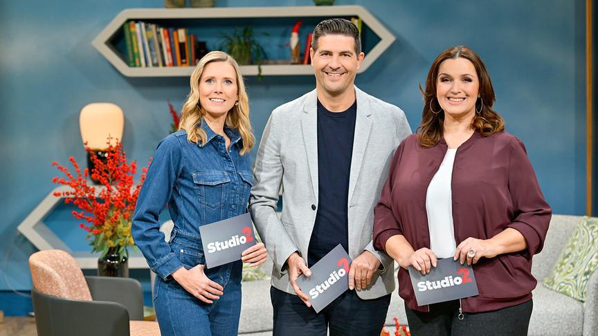 Norbert Oberhauser, Verena Hartlieb und Barbara Karlich stehen gemeinsam im "Studio 2"-Studio vor einer Coach.