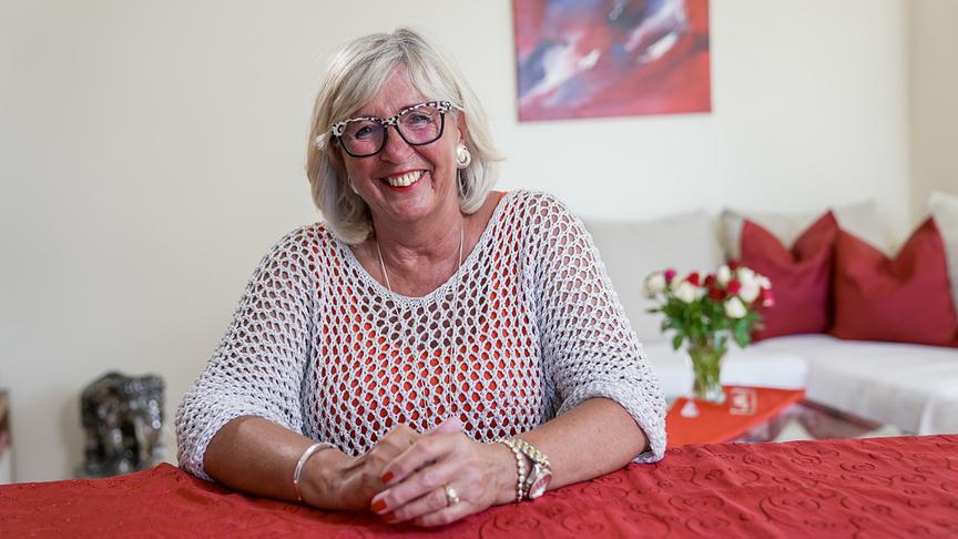 © ORF/Talk TV/Wout Kichler Liebesg'schichten und Heiratssachen: Renate, 68, Export-Mitarbeiterin i.R. aus Salzburg, ist auf der Suche nach einem jüngeren Partner.