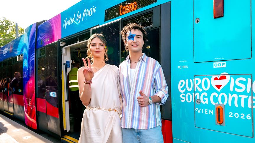 Luxemburgs ESC-Teilnehmerin Eva Marija und COSMÓ posieren vor der „TANZSCHEIN“-Sonderbim zur Stadthalle