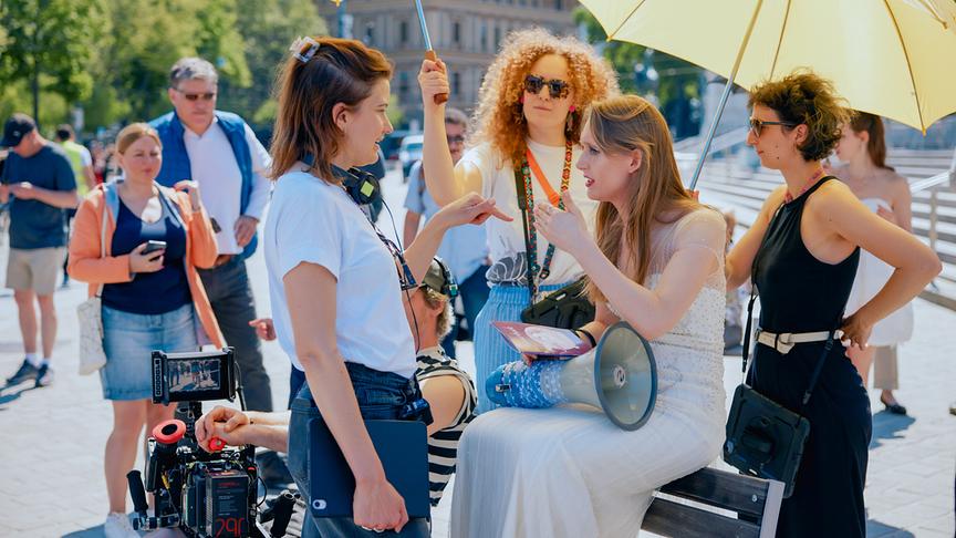 © ORF/MR Film/Fabio Eppensteiner Anja Pichler, Mara Romei, Fanni Schneider und Theresa Riess wieder am „Biester“-Set im Einsatz: Regisseurin Katharina Woll und Theresa Riess bei den Dreharbeiten