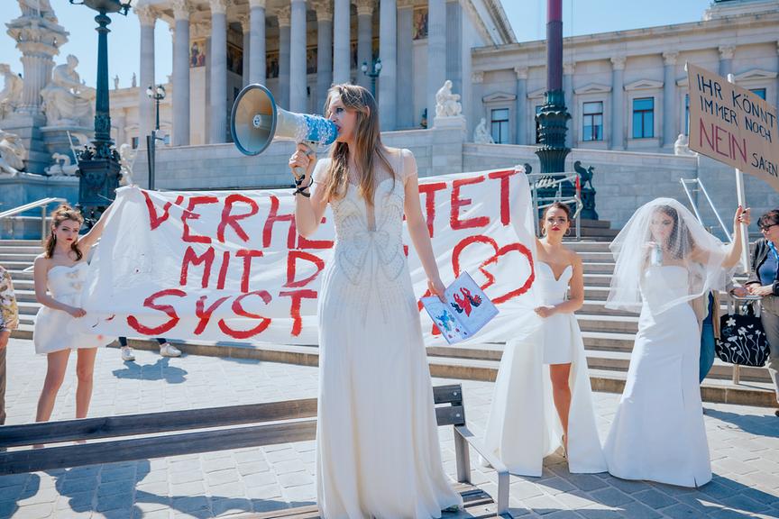© ORF/MR Film/Fabio Eppensteiner Anja Pichler, Mara Romei, Fanni Schneider und Theresa Riess wieder am „Biester“-Set im Einsatz: Fanni Schneider (Penelope Sund), Theresa Riess (Tiziana Sund), Mara Romei (Vero Amos), Anja Pichler (Jennifer Tichy)