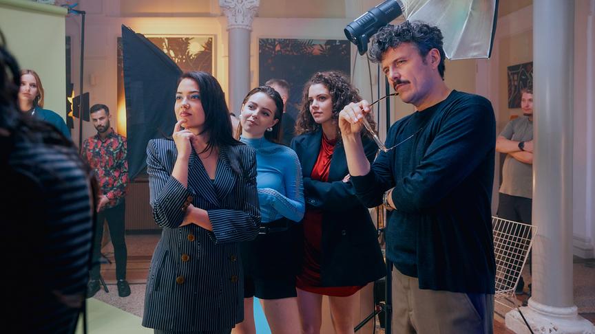 © ORF/MR Film/Fabio Eppensteiner Anja Pichler, Mara Romei, Fanni Schneider und Theresa Riess wieder am „Biester“-Set im Einsatz: Mara Romei (Vero Amos), Fanni Schneider (Penelope Sund), Anja Pichler (Jennifer Tichy), Manuel Rubey (Noel)