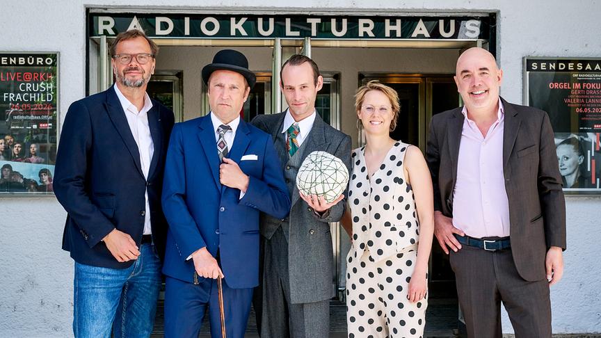 Gerald Heidegger (ORF-Ressortleiter Zeitgeschichte/Zeitgeschehen), Schauspieler Christian Strasser und Lukas Hanus, Caroline Haidacher (ORF-Sendungsverantwortliche) und Lukas Sturm (Showrunner und Regisseur, neulandfilm) posieren vor dem Eingang des ORF-RadioKulturhauses