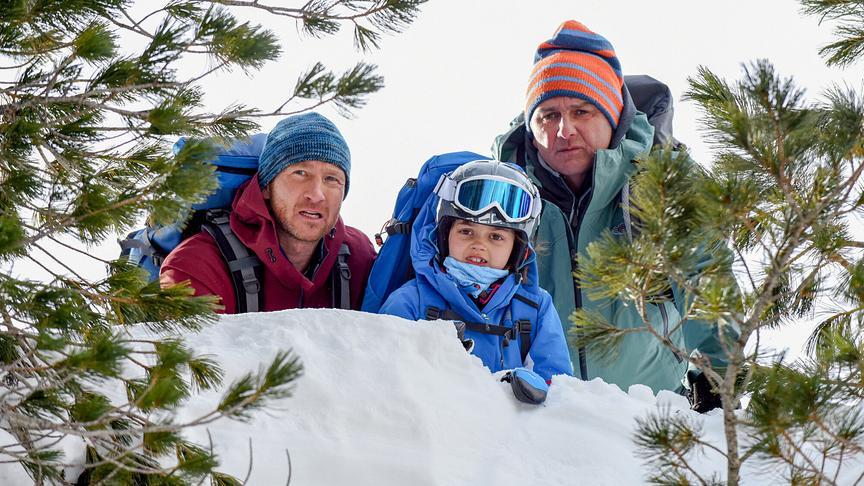 "Der Bergdoktor - Kalte Stille":  Flora (Yuna Bennet, M.) bringt Martin (Hans Sigl, r.) und seinen Bruder Hans (Heiko Ruprecht, l.) zu der Stelle, an der ihre Skilehrerin abgestürzt ist. Jetzt zählt jede Minute.