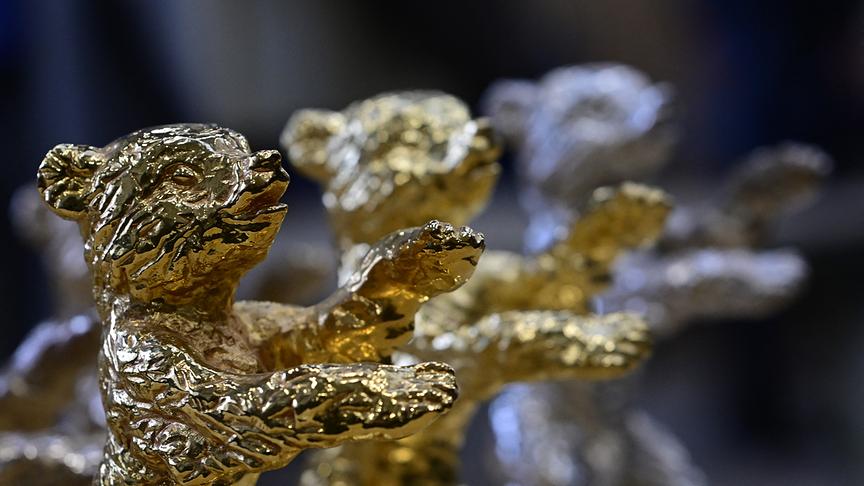 © APA/AFP/John MACDOUGALL Die Berlinale-Bären-Trophäen, mit der goldenen Trophäe links und dem goldenen Ehrenbären in der Mitte, sind am 15. Januar 2026 in der Produktionsstätte der Kunstgießerei Hermann Noack in Berlin ausgestellt.