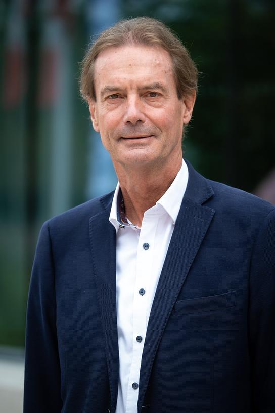 Porträtfoto von Dr. Martin Bernhofer