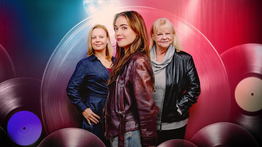 Katharina Straßer (Andrea), Mara Romei (Marie) und Marianne Mendt (Marianne) vor einer bunten Grafik mit Schallplatten