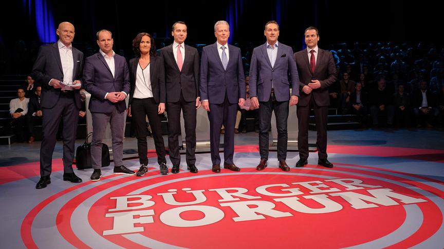 © ORF/Hans Leitner "Bürgerforum: Österreich auf dem Prüfstand - Wie geht es weiter?": Peter Resetarits, Matthias Strolz, Vorsitzender NEOS, Eva Glawischnig, Bundessprecherin der "Die Grünen", Bundeskanzler Christian Kern, SPÖ, Vizekanzler Reinhold Mitterlehner, ÖVP, Heinz-Christian Strache, Bundesparteiobmann der FPÖ, Robert Lugar, Klubobmann Team Stronach