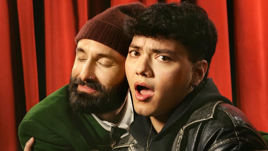 © ORF/FM4/Erli Grünzweil Conchita Wurst und JJ umarmen sich innig vor einem roten Vorhang.