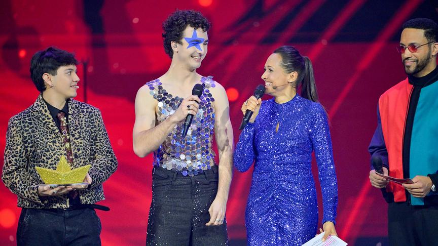 © ORF/Thomas Ramstorfer JJ mit einem goldenen Paperschiff in der Hand, steht neben Cosmó, Alice Tumler und Cesár Sampson auf der Studiobühne zu "Vienna Calling!