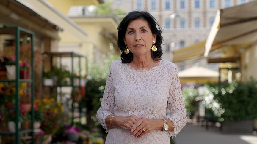 © ORF/Neulandfilm Danielle Spera präsentiert das Jüdische Wien durch die Jahrhunderte bis zur Gegenwart und steht auf einem Wiener Markt