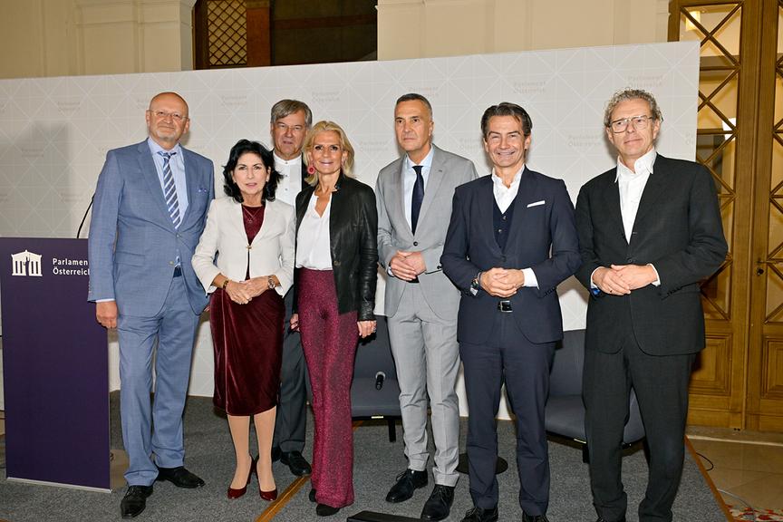© ORF/Thomas Ramstorfer Gruppenfoto mit Peter Schöber, Danielle Spera, Herwig Hösele (ORF-Stiftungsrat), Kathrin Zierhut-Kunz, Karl-Heinz Grundböck, ORF-Generaldirektor Roland Weißmann und Heinz Lederer (Vorsitzender des ORF-Stiftungsrats) bei der Vorpremiere im Palais Epstein