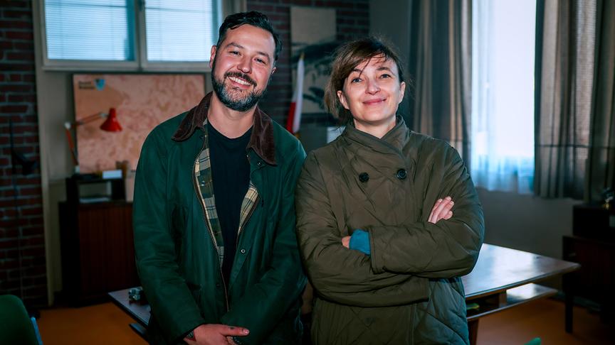 © ORF/Mona Film/Viktoria Herbig Regisseur Daniel Geronimo Prochaska und Regisseurin Johanna Moder posieren am Set von „Das Vergessen“ (AT)