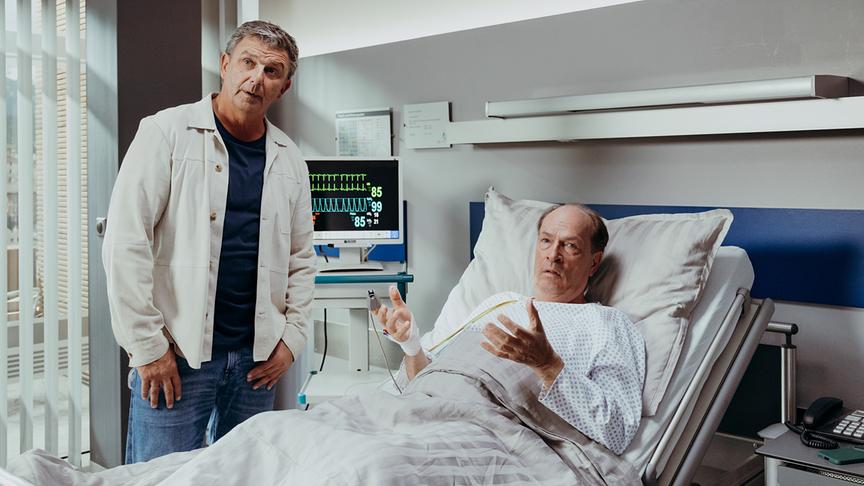 © ORF/ZDF/Sabine Finger Dr. Martin Gruber steht bei seinem Patienten Michael Fellner am Krankenbett und muss ihm eine schlechte Nachricht überbringen.