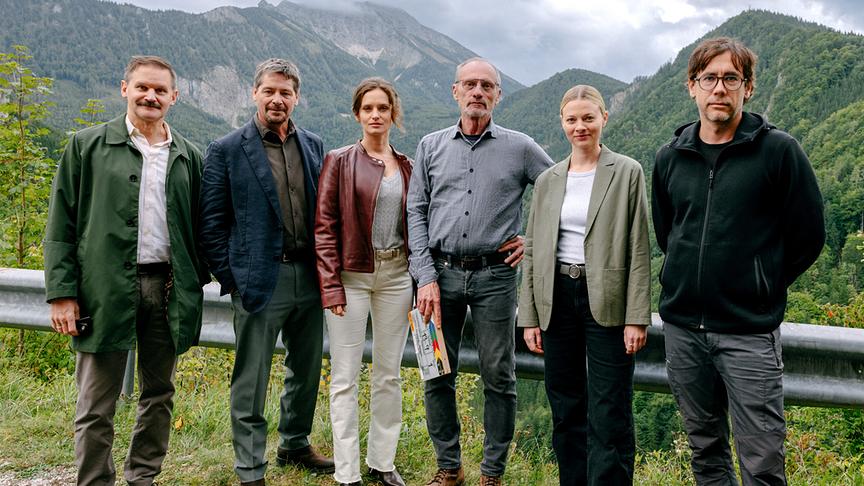 „Der Todesengel“ ruft Fritz Karl mit neuer Partnerin Alexandra Schmidt zu ORF-Landkrimi-Ermittlungen: David Oberkogler, Fritz Karl, Alma Hasun, Regisseur Götz Spielmann, Alexandra Schmidt, Kamermann Klemens Hufnagl
