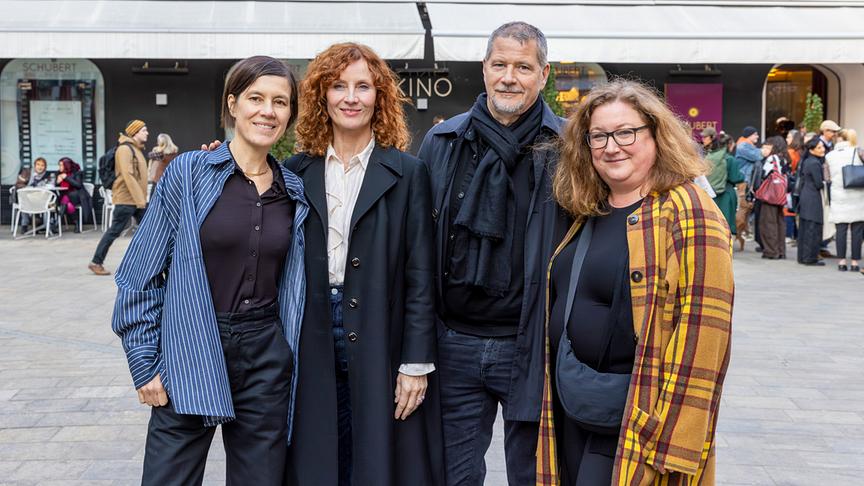 © ORF/Regine Schoettl Gruppenfoto mit Pia Hierzegger, Jutta Fastian, Regisseur Andreas Prochaska und ORF-Fernsehfilmchefin Katharina Schenk im Freien bei der Diagonale-Premiere für ORF-Landkrimi „Die Kuh, die weint“