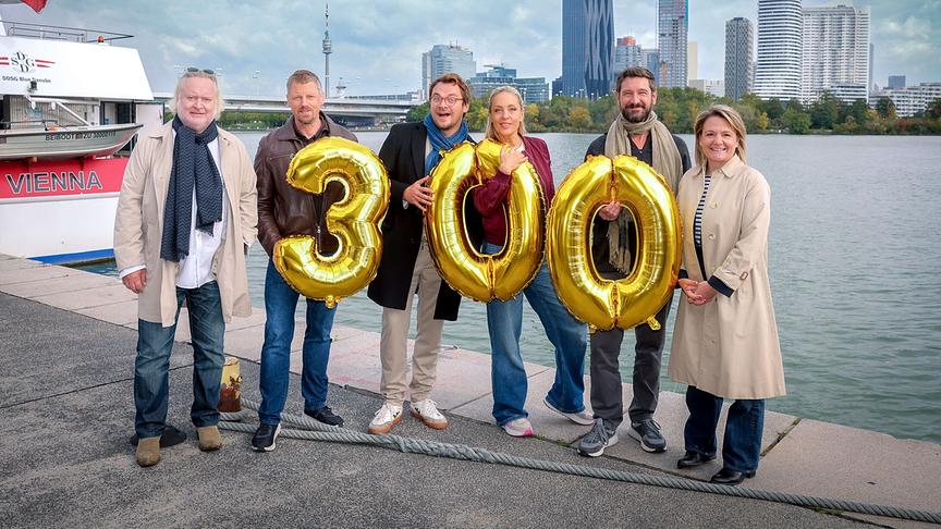 Die „Soko Donau“ feiert bei Dreharbeiten zur 21. Staffel ihre 300. Folge: Gregor Seberg, Martin Gruber, Max Fischnaller, Lilian Klebow, Andreas Kiendl, ORF-Programmdirektorin Stefanie Groiss-Horowitz
