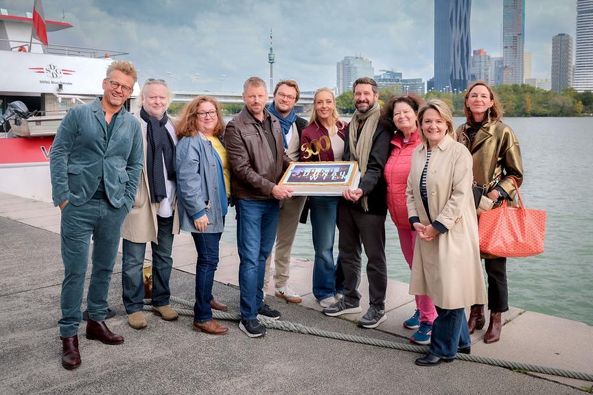 Die „Soko Donau“ feiert bei Dreharbeiten zur 21. Staffel ihre 300. Folge: Heinrich Ambrosch, Gregor Seberg, Katharina Schenk, Martin Gruber, Max Fischnaller, Lilian Klebow, Andreas Kiendl, Silvia Lambri, ORF-Programmdirektorin Stefanie Groiss-Horowitz, Sonja Hofmann
