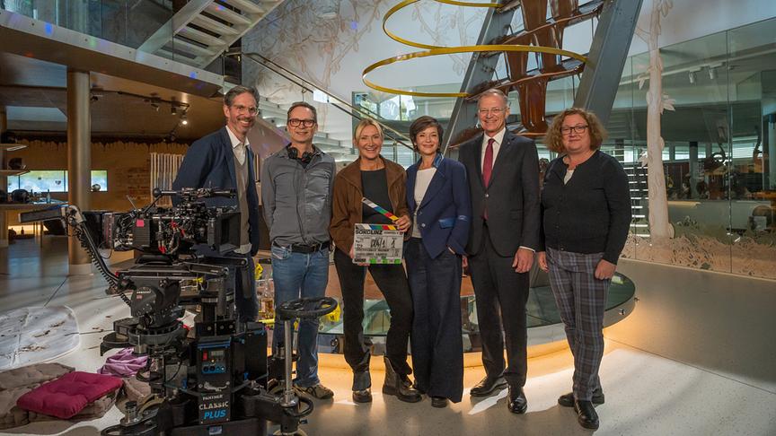 Produzent Florian Gebhardt, Regisseur Gerald Liegel, Angelika Niedetzky, Katharina Stemberger, Landeshauptmann Thomas Stelzer und ORF-Fernsehfilmchefin Katharina Schenk posieren für an Gruppenfoto am Set zu „Soko Linz“ in der Wenschitz Pralinenwelt.