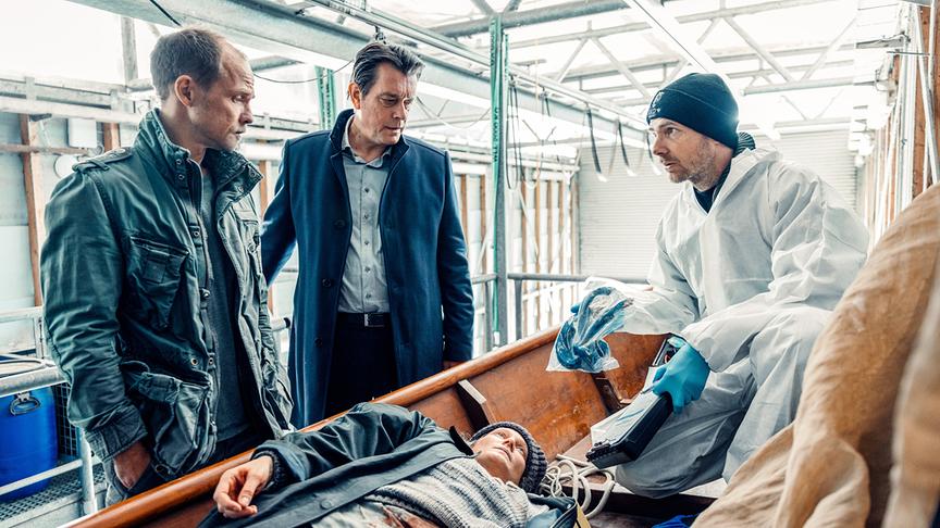 © ORF/Graf-Film/Manuel Paul Riesterer "Die Toten vom Bodensee – Das Geisterschiff": Matthias Koeberlin (Micha Oberländer), Hary Prinz (Thomas Komlatschek), Magdalena Kronschläger (Victoria Ludolf), Stefan Pohl (Thomas Egger)