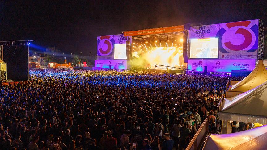 © APA/FLORIAN WIESER Ein Blick auf die Festbühne während eines Konzertes der Band "Wanda" im Rahmen des 41. Donauinselfestes am Sonntag, 23. Juni 2024 in Wien. Das 41. Donauinselfest findet vom Freitag, 21. Juni bis Sonntag, 23. Juni 2024 in Wien statt.