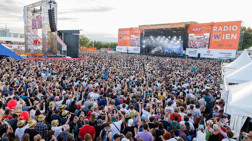 © APA/FLORIAN WIESER Ein Blick auf die Festbühne während eines Konzertes von Wolfgang Ambros, im Rahmen des 41. Donauinselfestes am Samstag, 22. Juni 2024 in Wien. Das 41. Donauinselfest findet vom Freitag, 21. Juni bis Sonntag, 23. Juni 2023 in Wien statt.
