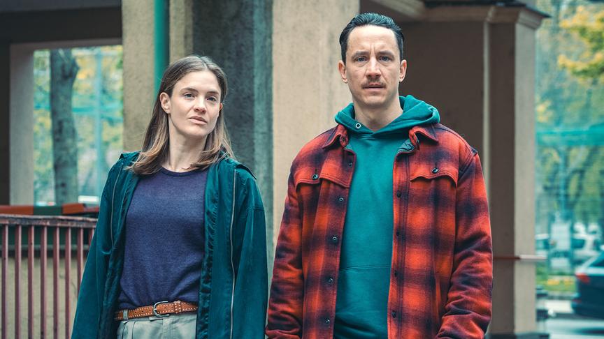 Miriam Fussenegger und Laurence Rupp stehen nebeneinander im Freien beim ihrem Dreh zum Austro-„Tatort“