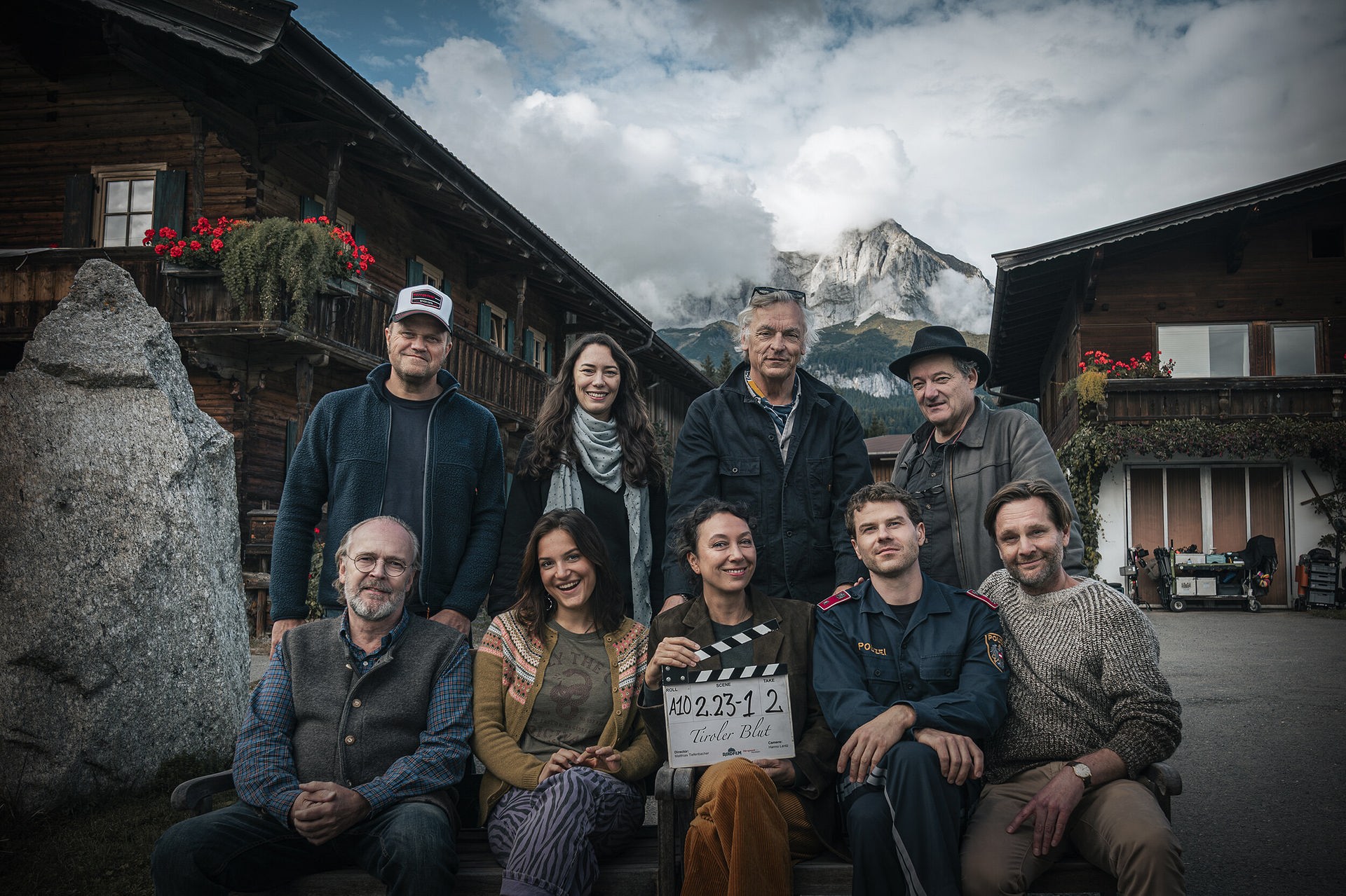 Drehstart für ORF/ARD-Koproduktion „Tirolerblut“ (AT) mit Ursula Strauss: Sven-Eric Bechtolf (Hannes Gruber), Allegra Tinnefeld (Anna Gruber), Ursula Strauß (Fanny Gruber), Noah Perktold (Tobi Gruber), Kai Ivo Baulitz (Günther Gruber), Mathias Lösel (Produzent filmpool fiction), Constanze Schumann (Produzentin Rundfilm), Matthias Tiefenbacher (Regie), Hanno Lentz (Kamera)