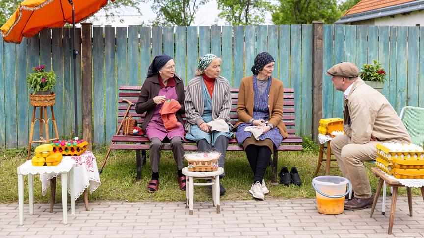 © ORF/Mona Film/Victoria Herbig „Eierkratz-Komplott“: Thomas Stipsits dreht ORF/ARTE-Verfilmung seines dritten „Stinatz Krimis“: Erika Mottl, Erika Deutinger, Linde Prelog, Thomas Stipsits