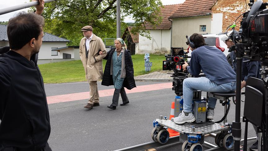 © ORF/Mona Film/Victoria Herbig „Eierkratz-Komplott“: Thomas Stipsits dreht ORF/ARTE-Verfilmung seines dritten „Stinatz Krimis“: Thomas Stipsits, Erika Deutinger