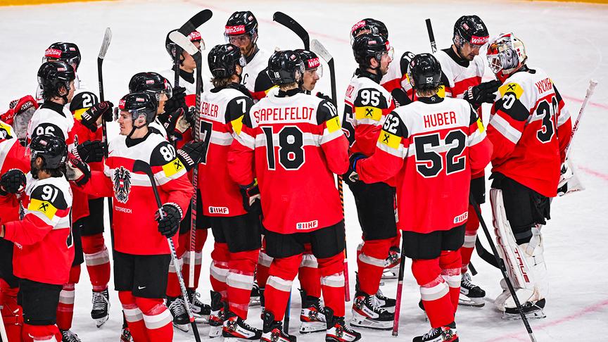 Spieler feiern mit ihrem Teamkollegen, Österreichs Torhüter Nr. 30, David Kickert, nach dem 5:2-Sieg im IIHF-Eishockey-Weltmeisterschaftsspiel der Männer zwischen Österreich und Frankreich am 16. Mai 2025 in Stockholm